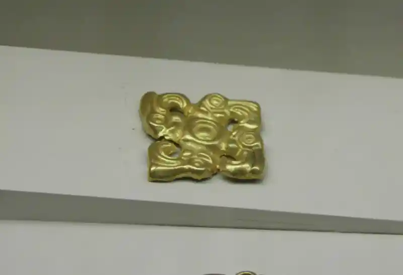 Swastika small plaques with the image of four griffins